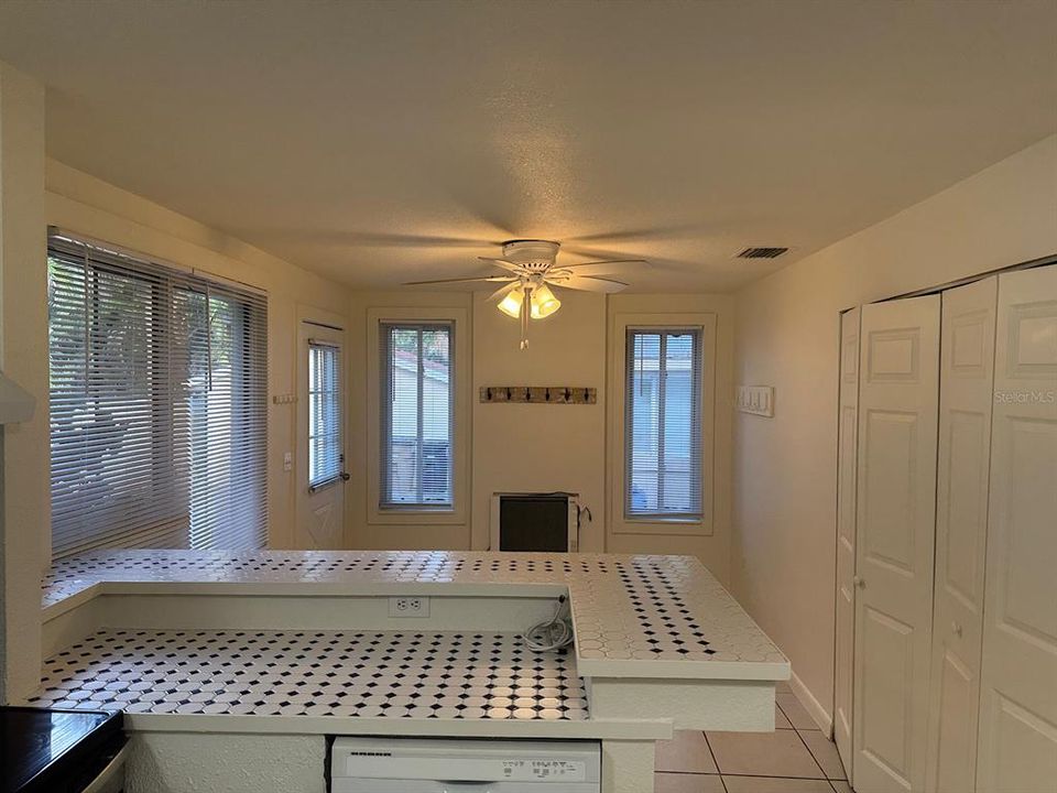 В аренду: $1,795 (2 спален, 1 ванн, 1230 Квадратных фут)