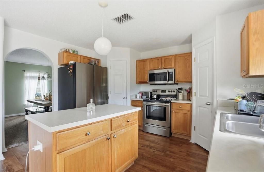 待售: $371,900 (4 贝兹, 2 浴室, 2233 平方英尺)