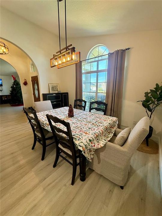 En Venta: $575,000 (4 camas, 3 baños, 2346 Pies cuadrados)