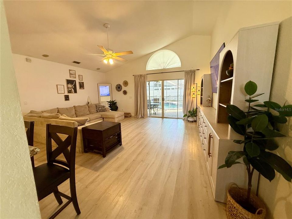 En Venta: $575,000 (4 camas, 3 baños, 2346 Pies cuadrados)