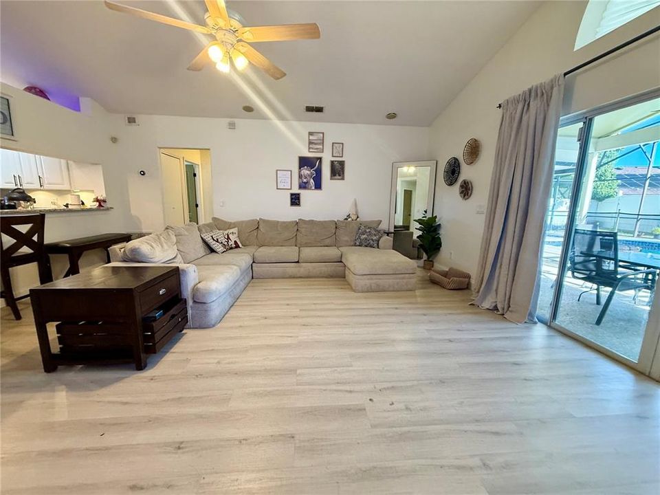 En Venta: $575,000 (4 camas, 3 baños, 2346 Pies cuadrados)