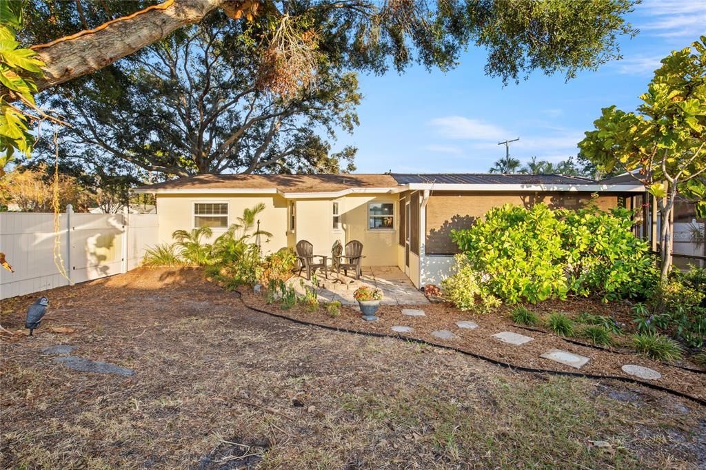 For Sale: $575,000 (3 beds, 2 baths, 1208 Square Feet)