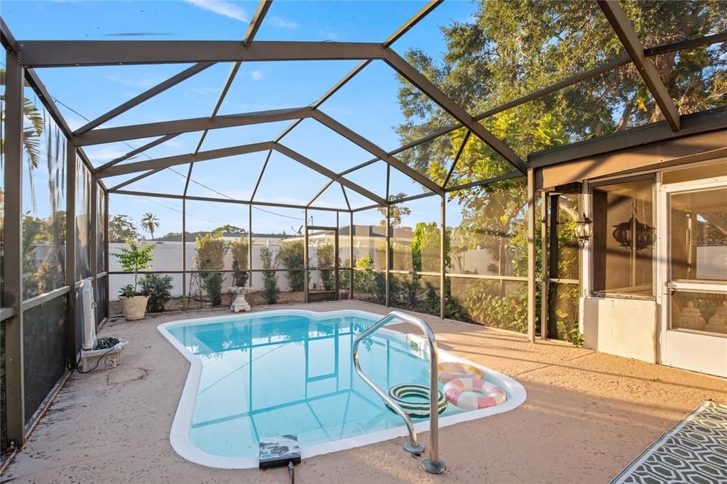 For Sale: $575,000 (3 beds, 2 baths, 1208 Square Feet)