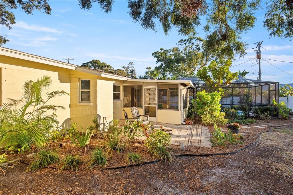 For Sale: $575,000 (3 beds, 2 baths, 1208 Square Feet)