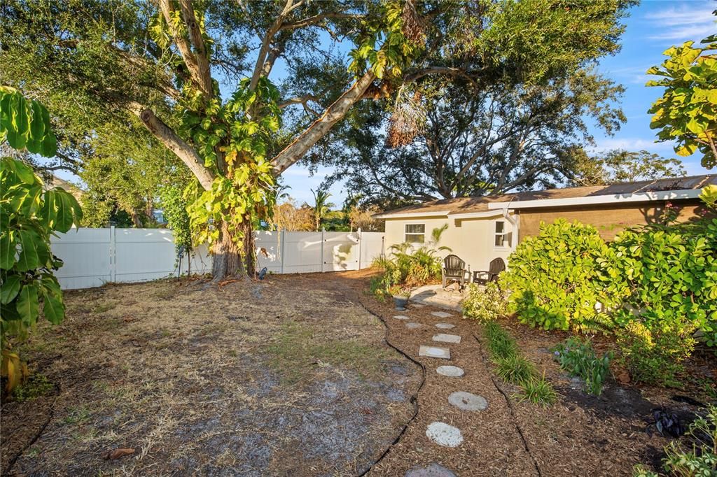 For Sale: $575,000 (3 beds, 2 baths, 1208 Square Feet)