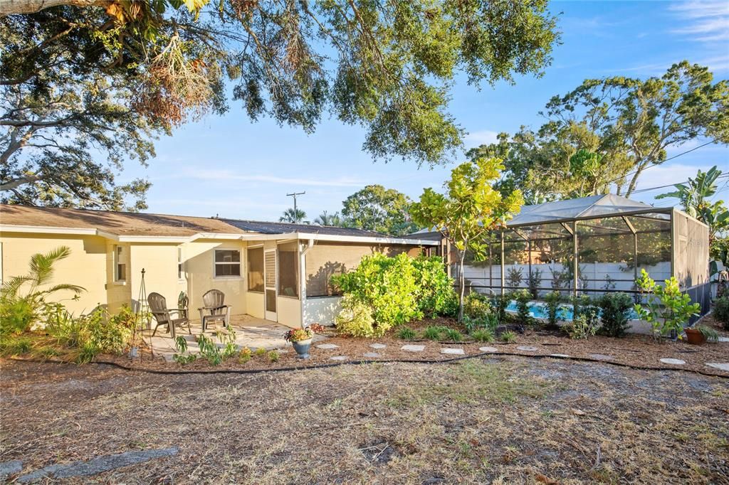 For Sale: $575,000 (3 beds, 2 baths, 1208 Square Feet)