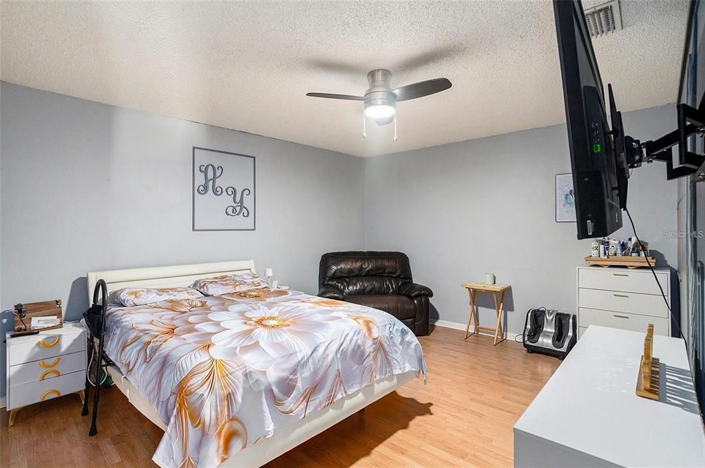 For Sale: $370,000 (4 beds, 2 baths, 1578 Square Feet)