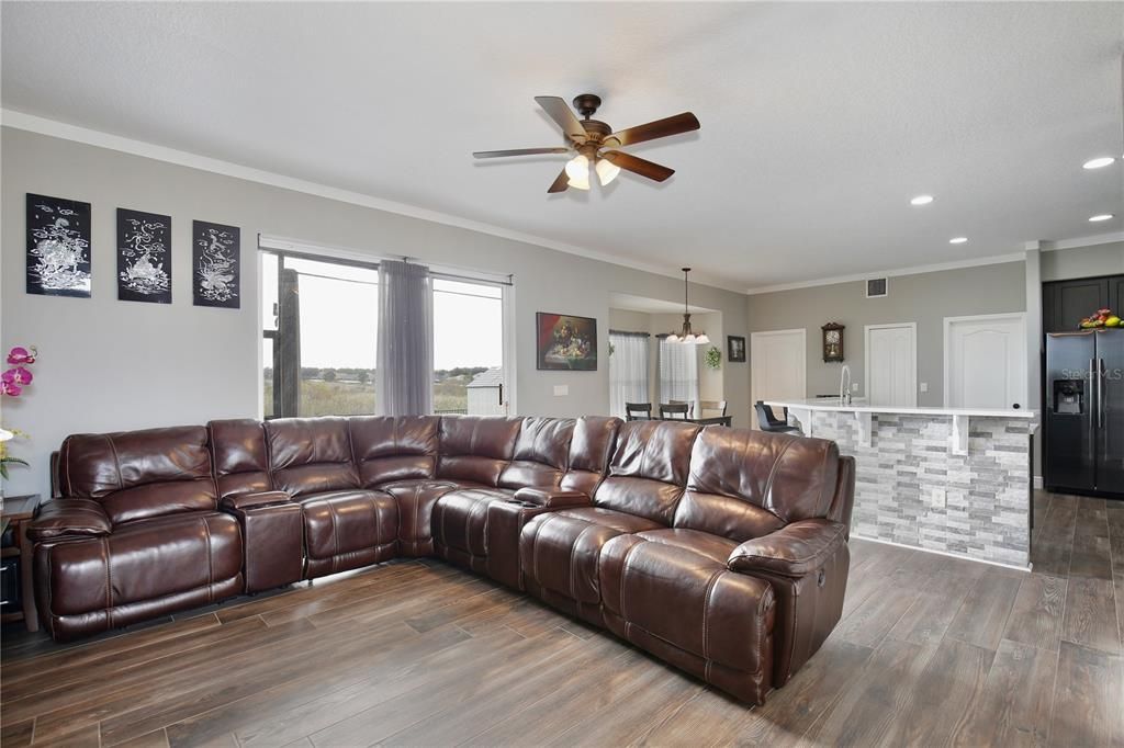 For Sale: $535,000 (5 beds, 3 baths, 2539 Square Feet)