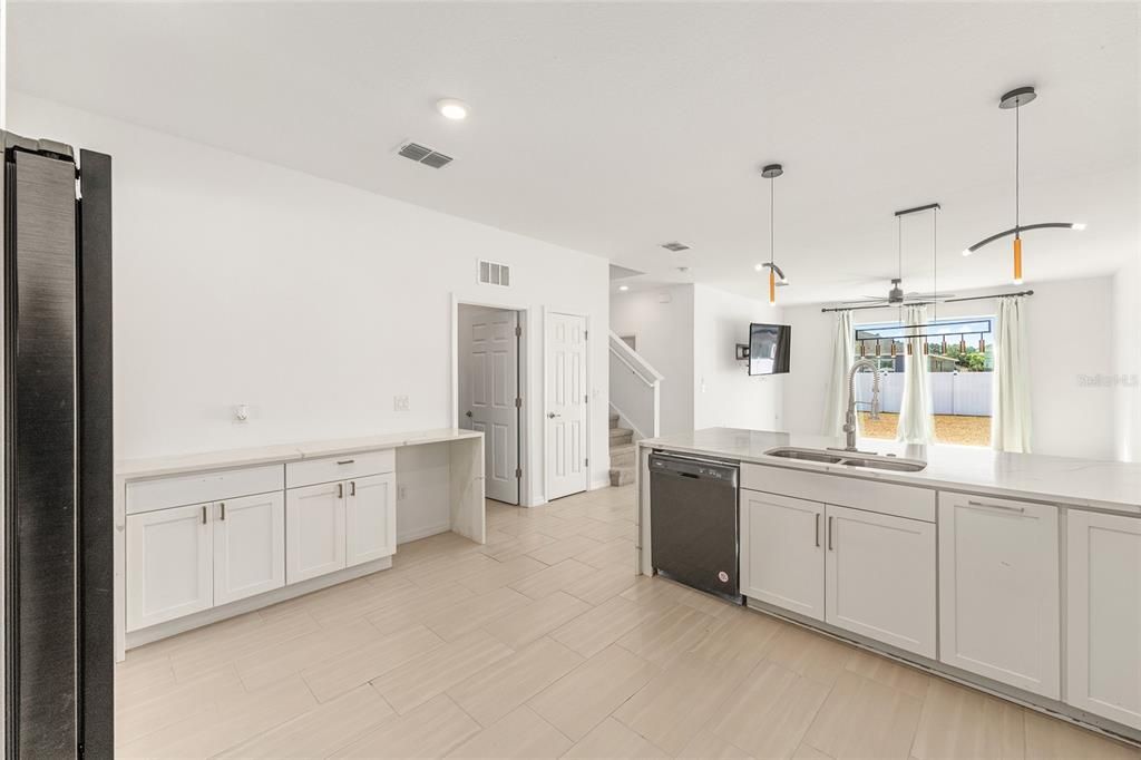 待售: $395,000 (4 贝兹, 2 浴室, 2409 平方英尺)