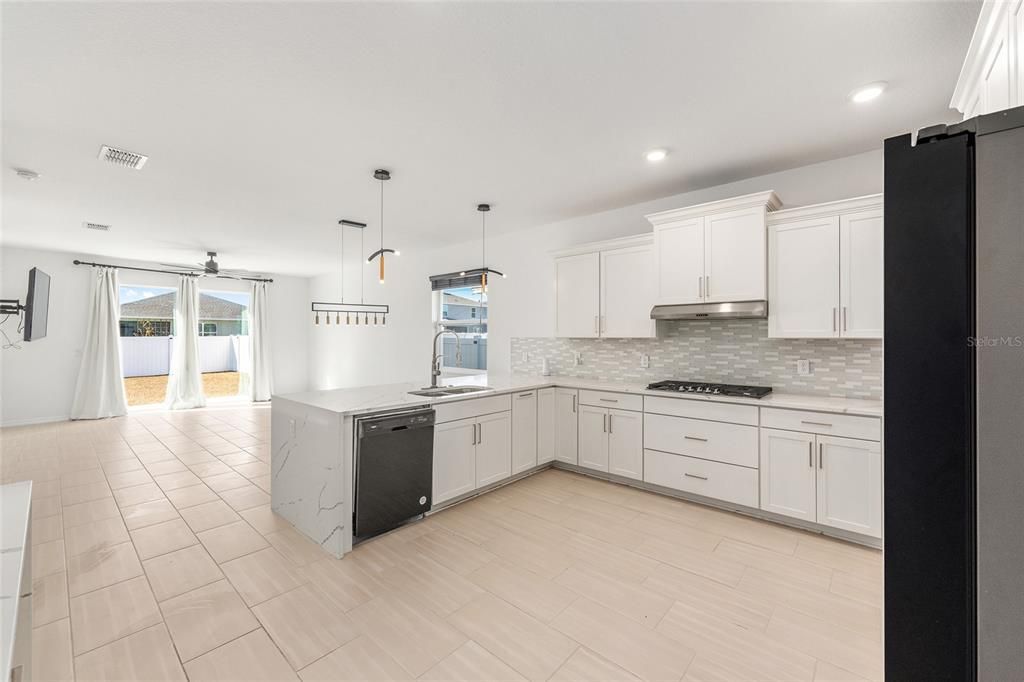 待售: $395,000 (4 贝兹, 2 浴室, 2409 平方英尺)