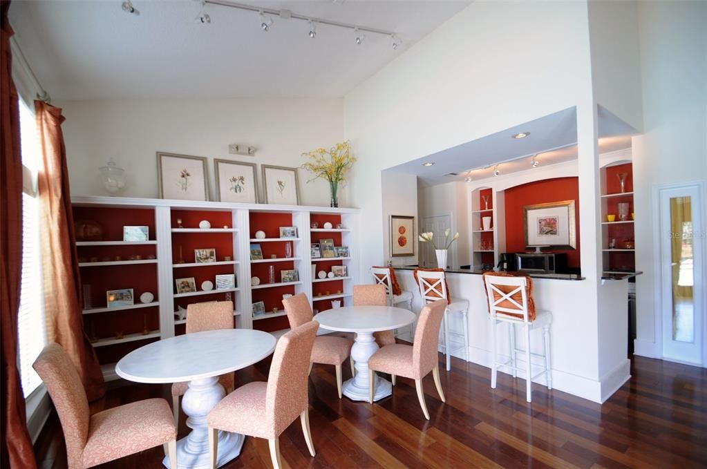 For Sale: $204,900 (2 beds, 2 baths, 1121 Square Feet)