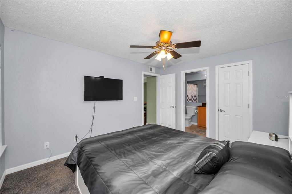 For Sale: $204,900 (2 beds, 2 baths, 1121 Square Feet)