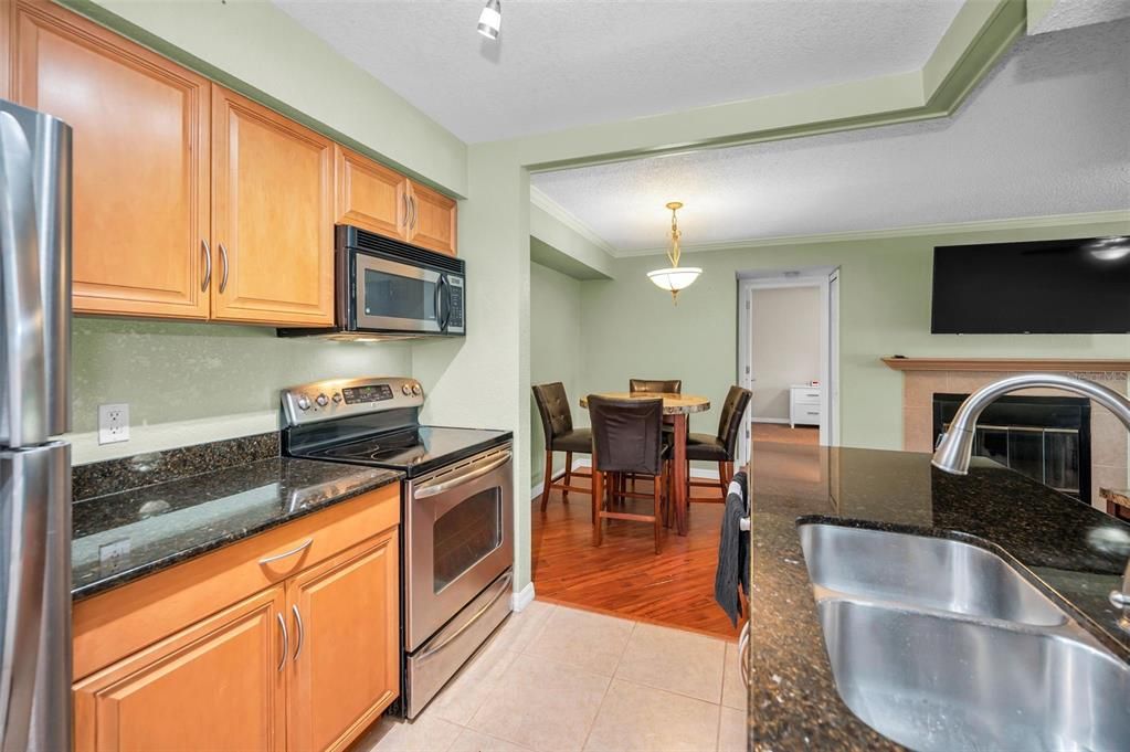For Sale: $204,900 (2 beds, 2 baths, 1121 Square Feet)