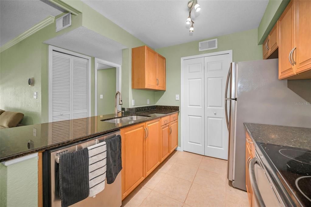 For Sale: $204,900 (2 beds, 2 baths, 1121 Square Feet)