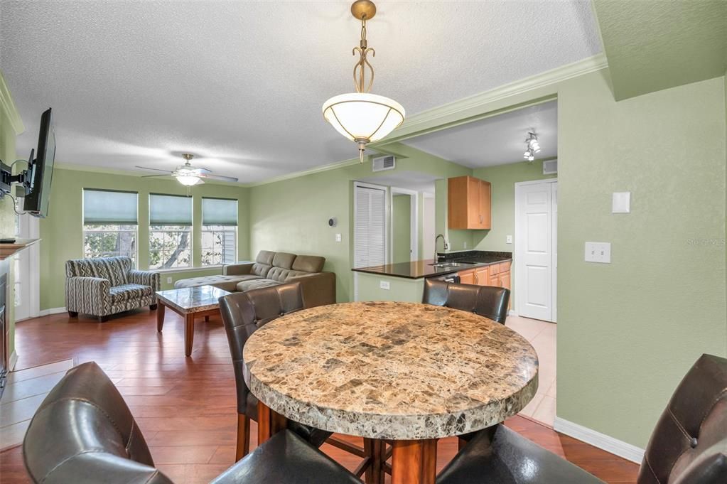 For Sale: $204,900 (2 beds, 2 baths, 1121 Square Feet)