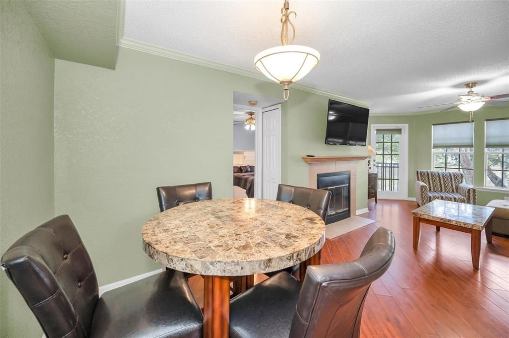 For Sale: $204,900 (2 beds, 2 baths, 1121 Square Feet)