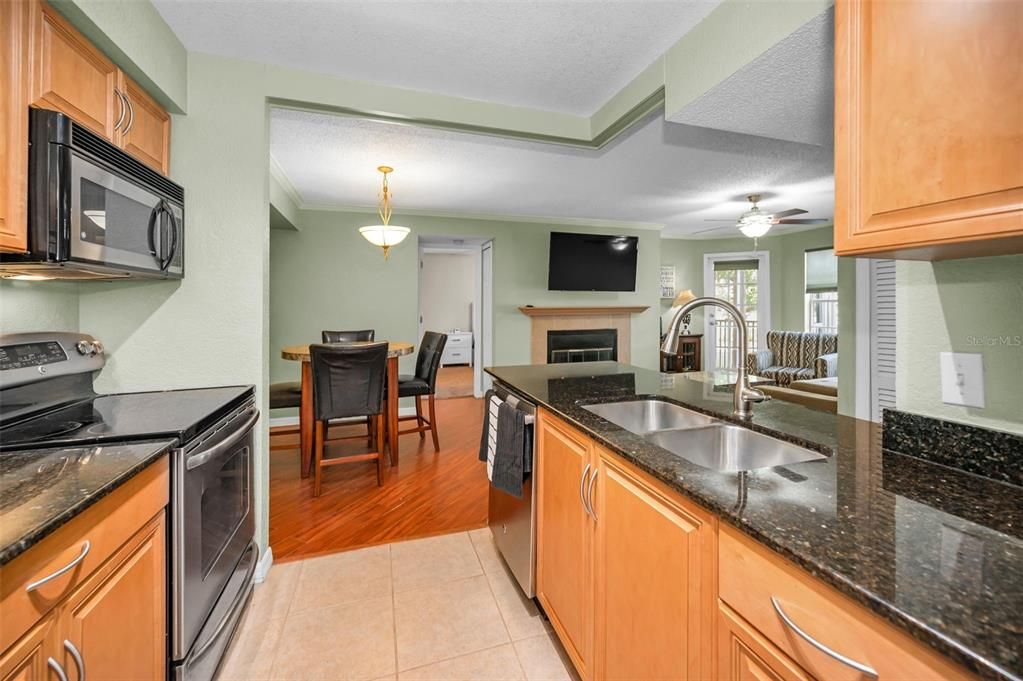 For Sale: $204,900 (2 beds, 2 baths, 1121 Square Feet)