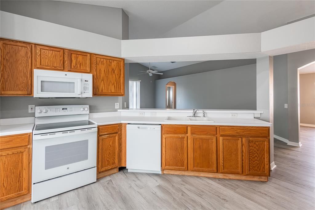 待售: $420,000 (4 贝兹, 3 浴室, 1827 平方英尺)