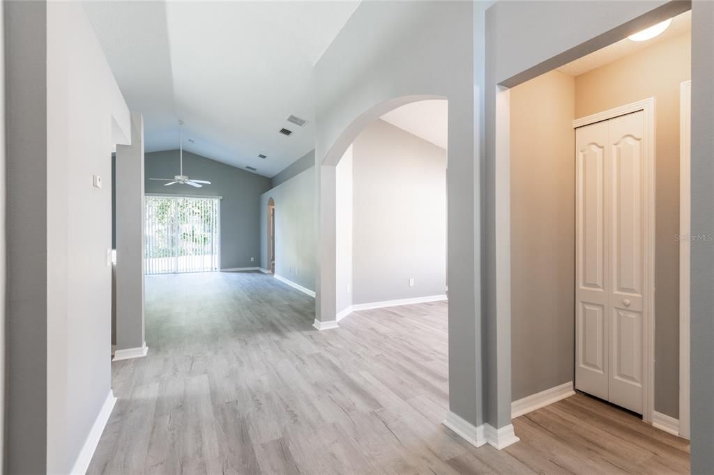 待售: $420,000 (4 贝兹, 3 浴室, 1827 平方英尺)