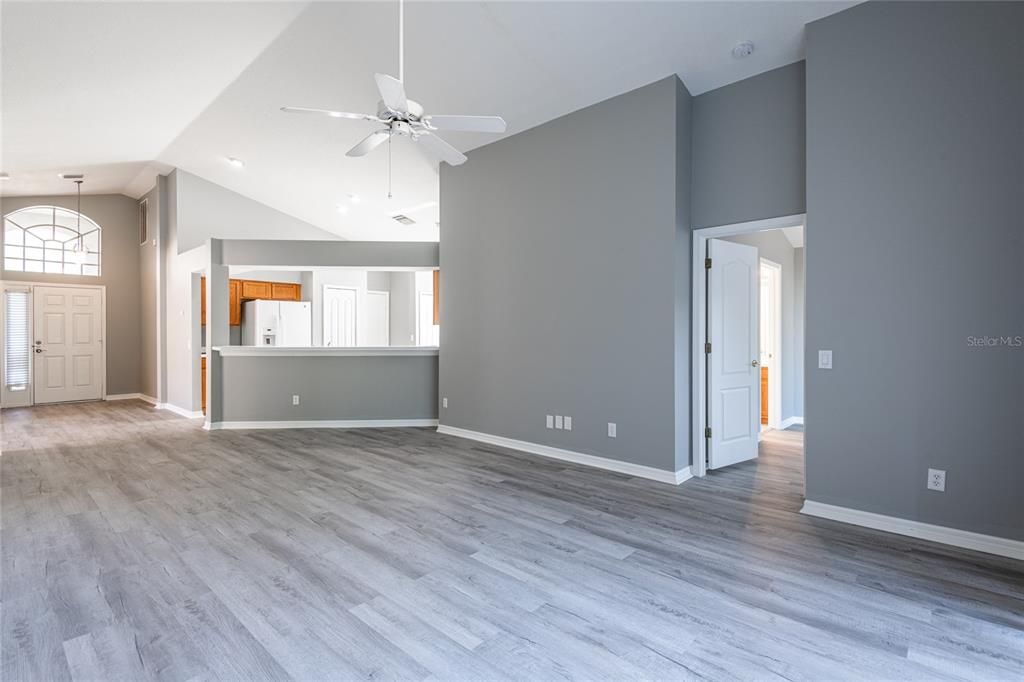 待售: $420,000 (4 贝兹, 3 浴室, 1827 平方英尺)