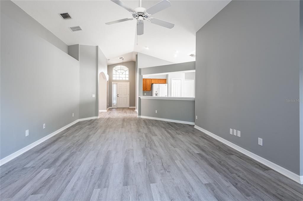 待售: $420,000 (4 贝兹, 3 浴室, 1827 平方英尺)