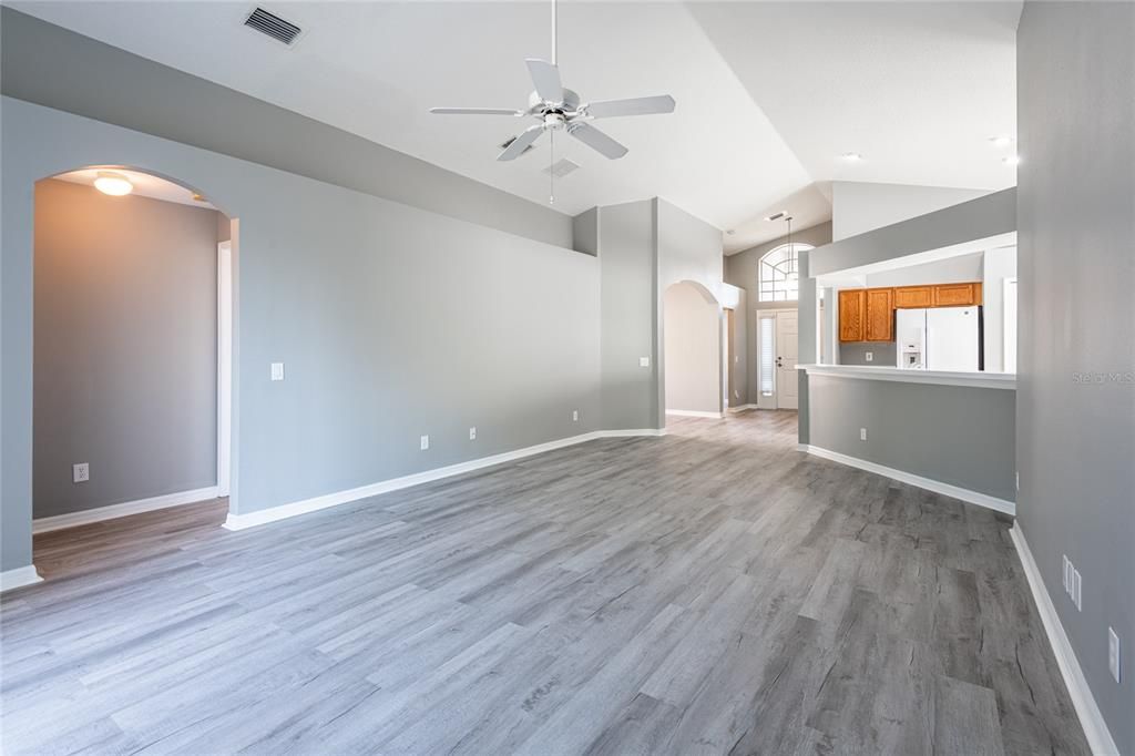 待售: $420,000 (4 贝兹, 3 浴室, 1827 平方英尺)