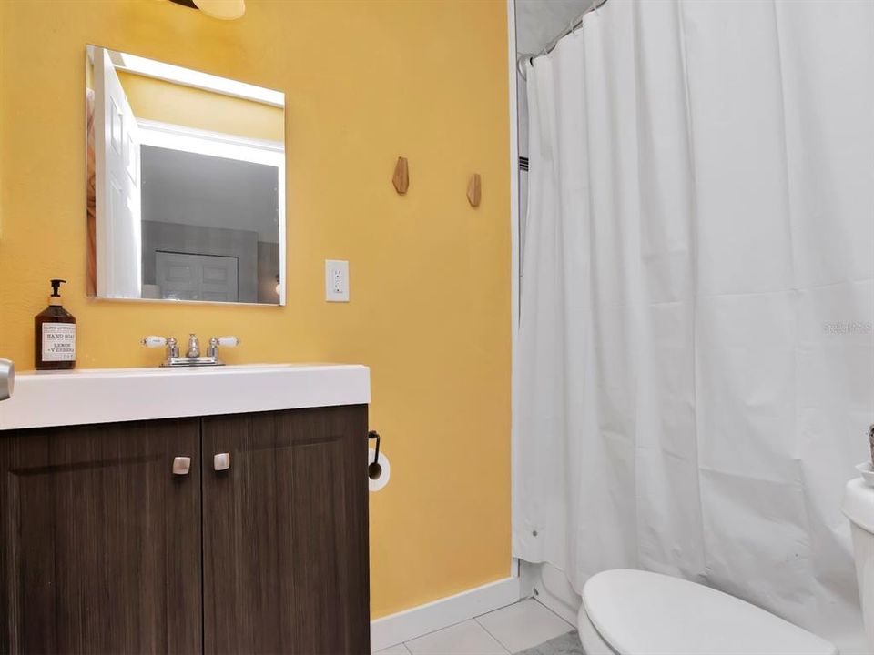 For Sale: $399,000 (2 beds, 2 baths, 990 Square Feet)