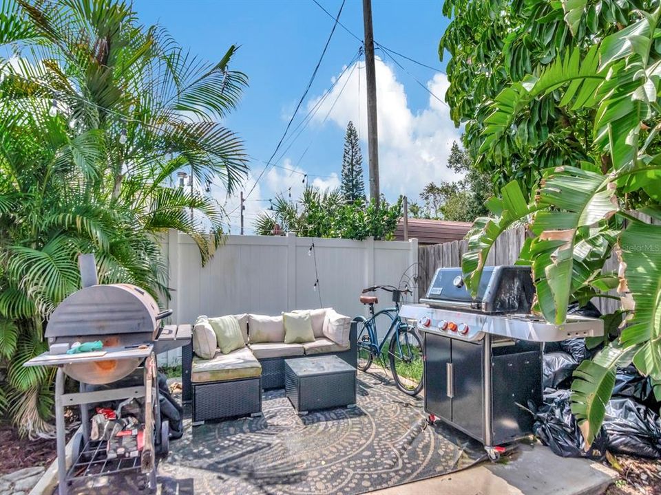 For Sale: $399,000 (2 beds, 2 baths, 990 Square Feet)