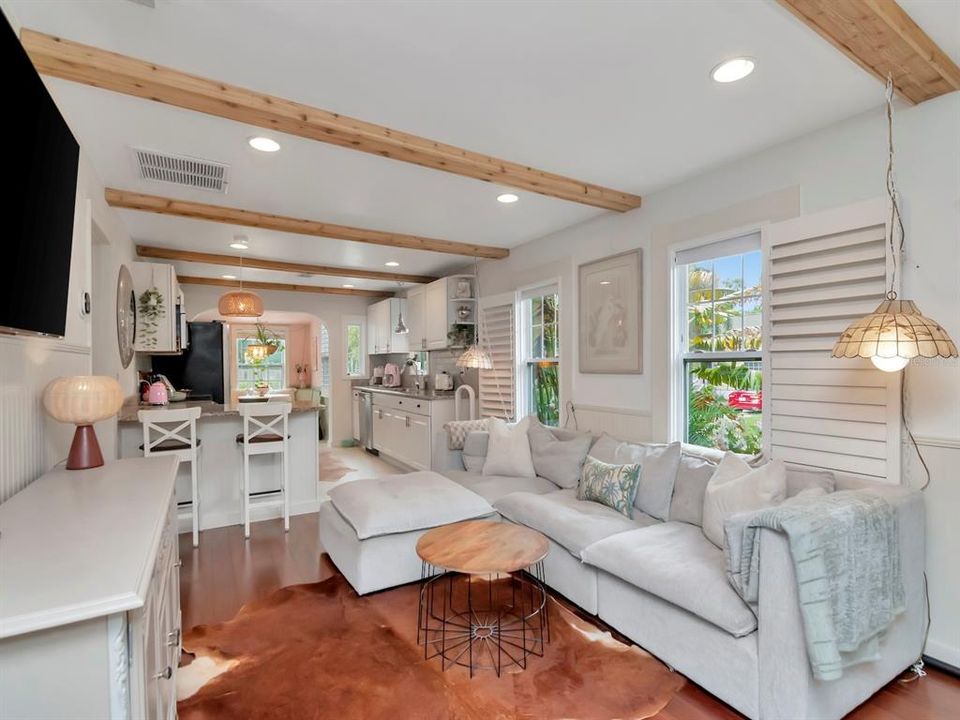 For Sale: $399,000 (2 beds, 2 baths, 990 Square Feet)