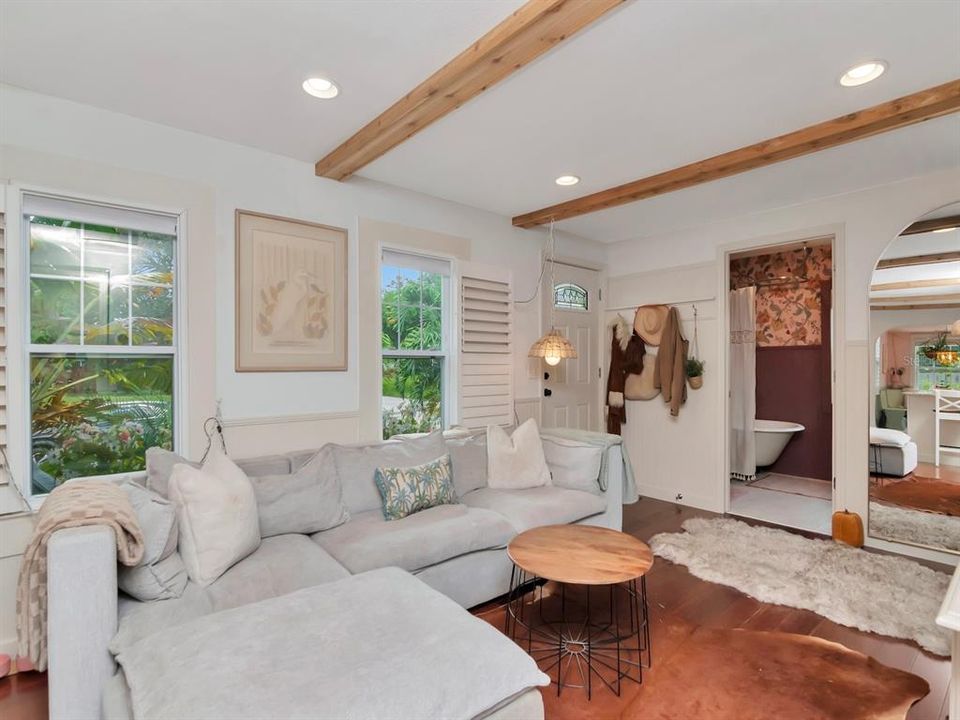 For Sale: $399,000 (2 beds, 2 baths, 990 Square Feet)