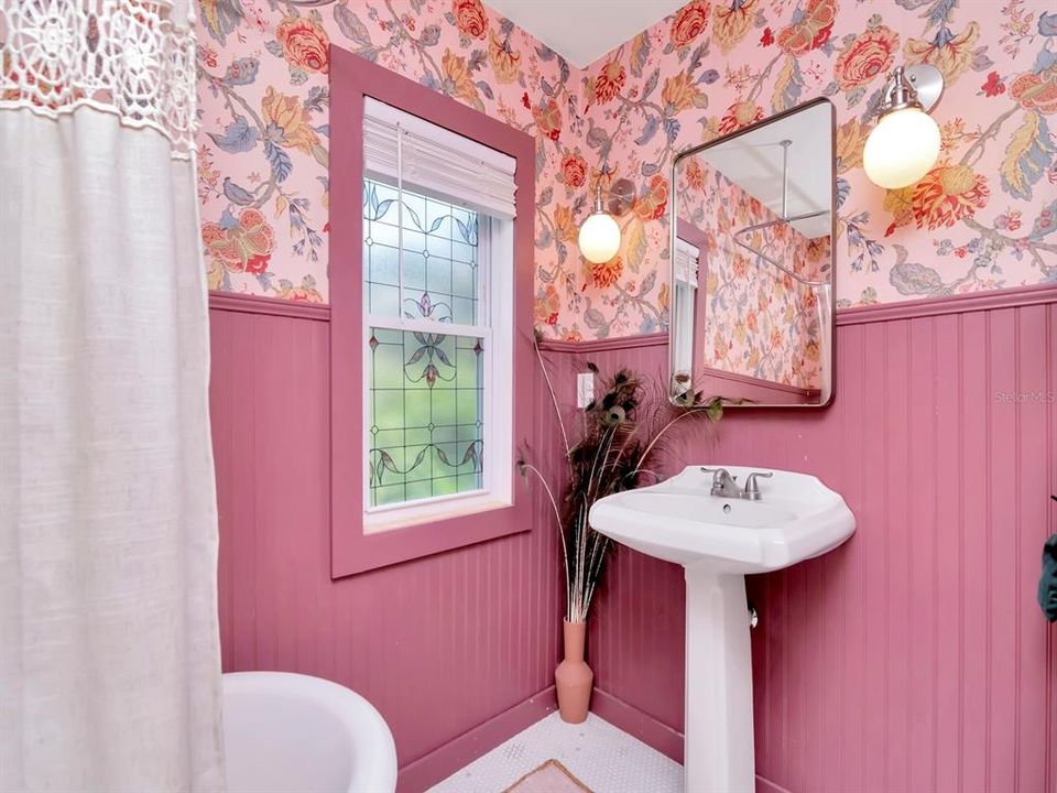 For Sale: $399,000 (2 beds, 2 baths, 990 Square Feet)