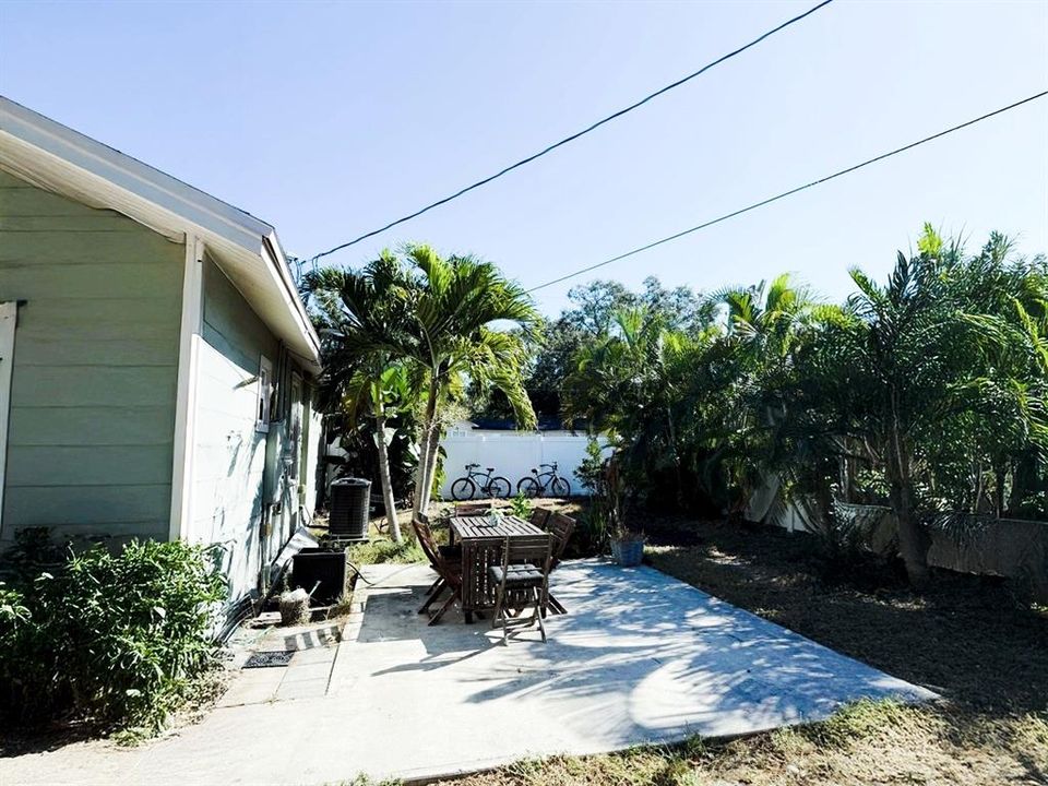 For Sale: $399,000 (2 beds, 2 baths, 990 Square Feet)