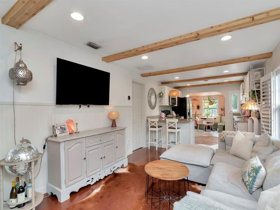 For Sale: $399,000 (2 beds, 2 baths, 990 Square Feet)