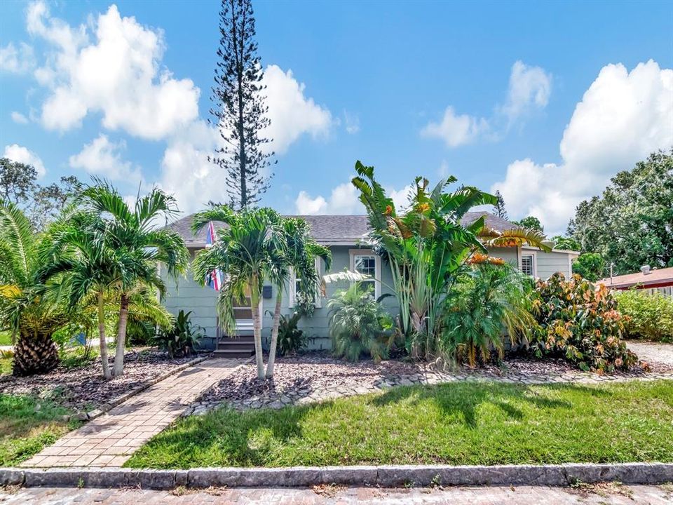 For Sale: $399,000 (2 beds, 2 baths, 990 Square Feet)