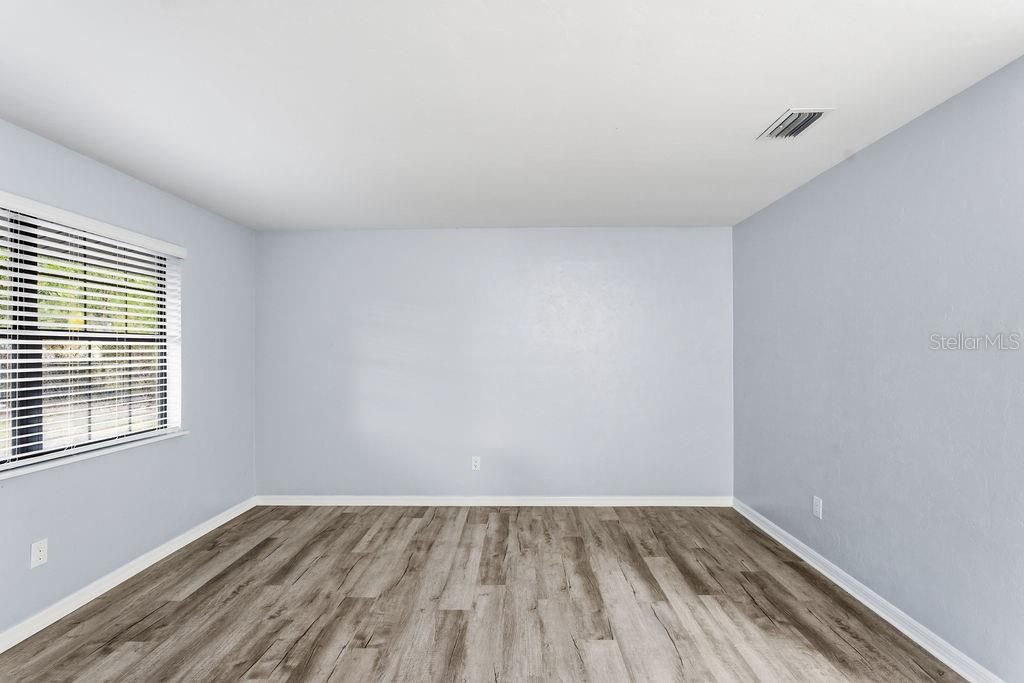 待售: $255,000 (4 贝兹, 1 浴室, 1456 平方英尺)