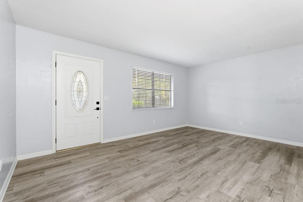 待售: $255,000 (4 贝兹, 1 浴室, 1456 平方英尺)