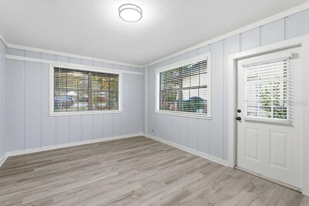 待售: $255,000 (4 贝兹, 1 浴室, 1456 平方英尺)