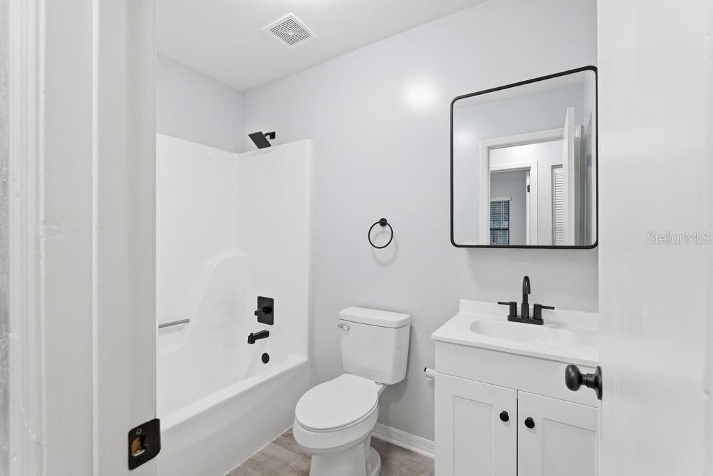 待售: $255,000 (4 贝兹, 1 浴室, 1456 平方英尺)