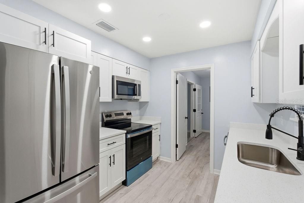 待售: $255,000 (4 贝兹, 1 浴室, 1456 平方英尺)