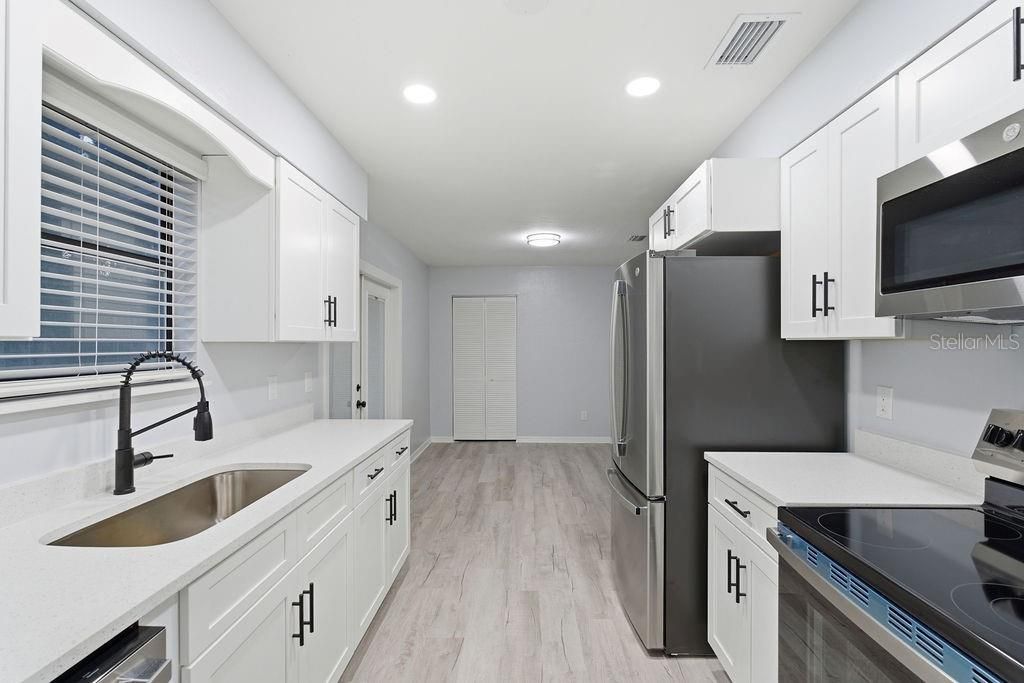 待售: $255,000 (4 贝兹, 1 浴室, 1456 平方英尺)