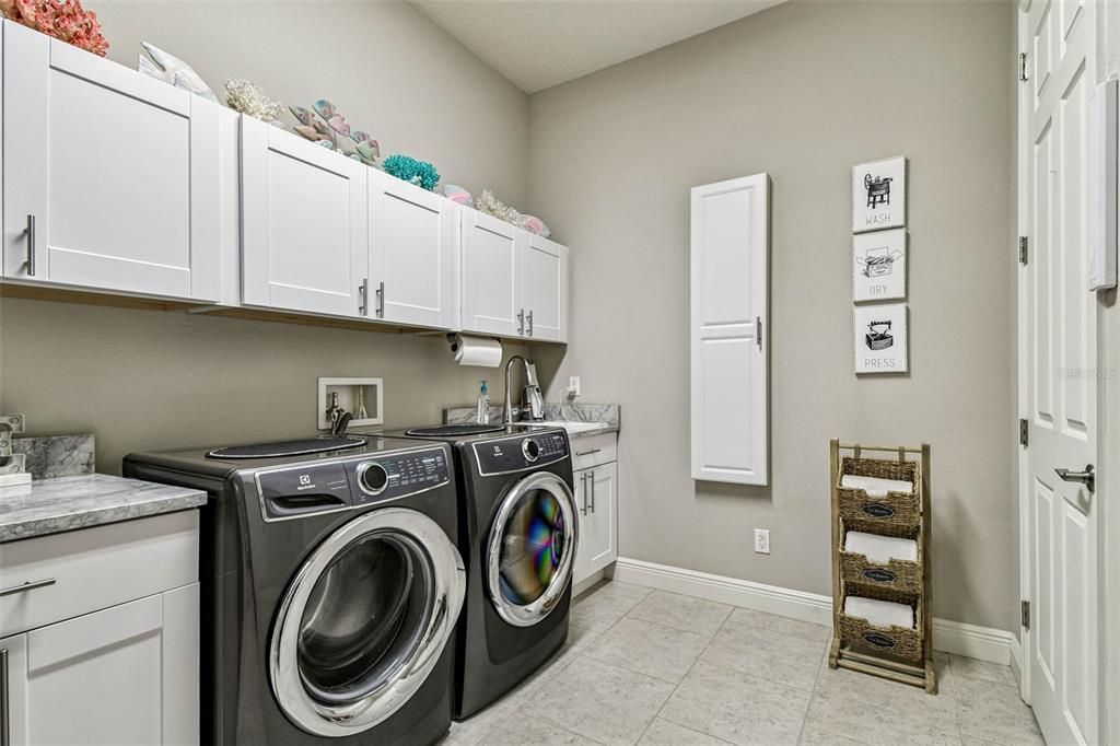 For Sale: $1,395,000 (2 beds, 3 baths, 2625 Square Feet)