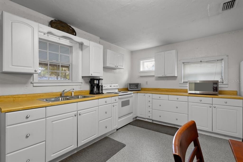 На продажу: $178,000 (2 спален, 2 ванн, 992 Квадратных фут)