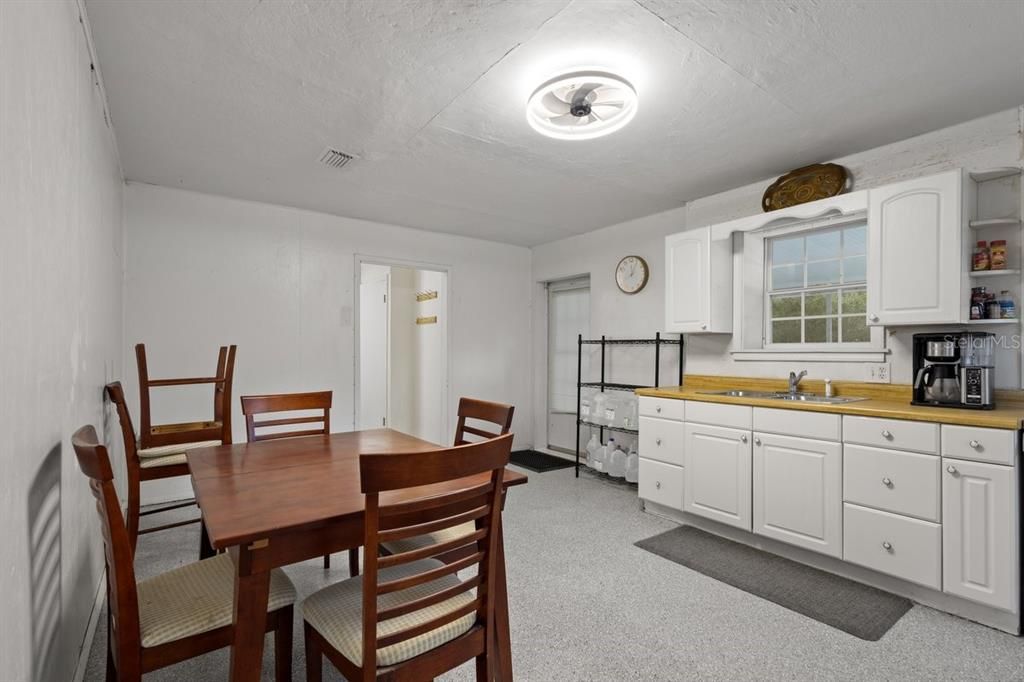 На продажу: $178,000 (2 спален, 2 ванн, 992 Квадратных фут)