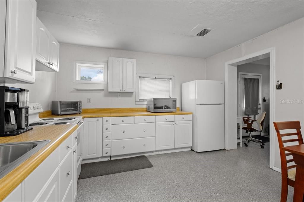 На продажу: $178,000 (2 спален, 2 ванн, 992 Квадратных фут)