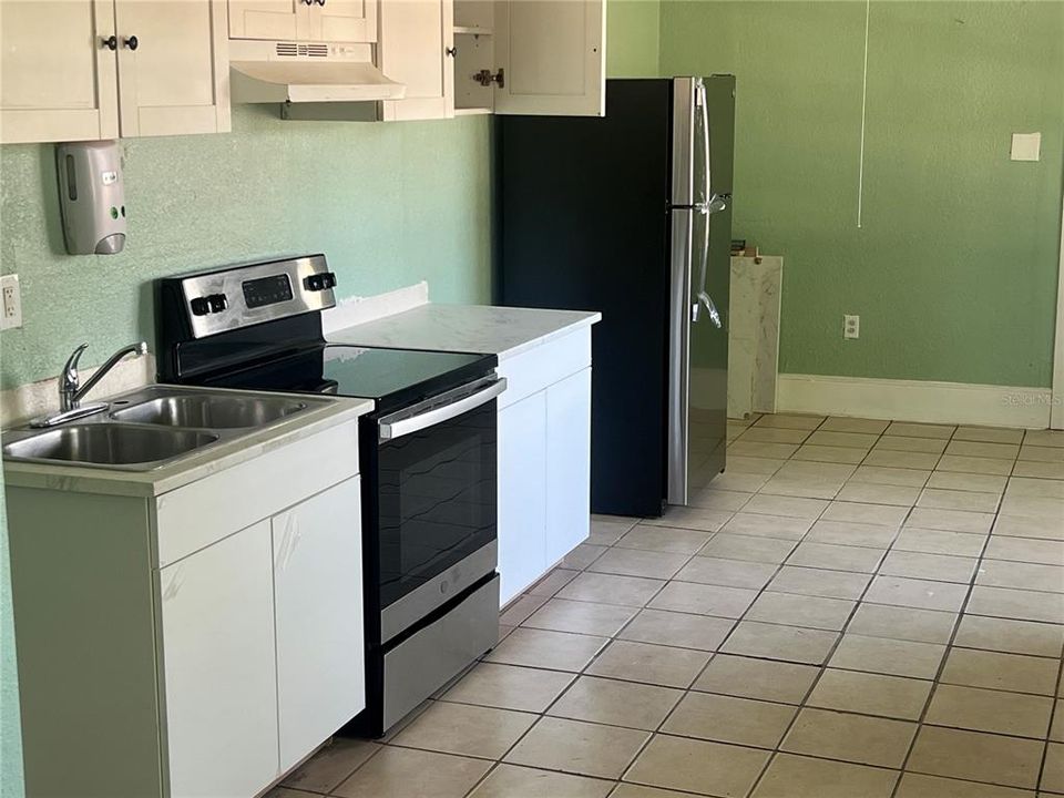 出租: $3,700 (11 贝兹, 4 浴室, 2173 平方英尺)