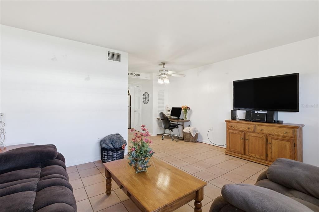 На продажу: $93,000 (1 спален, 1 ванн, 560 Квадратных фут)