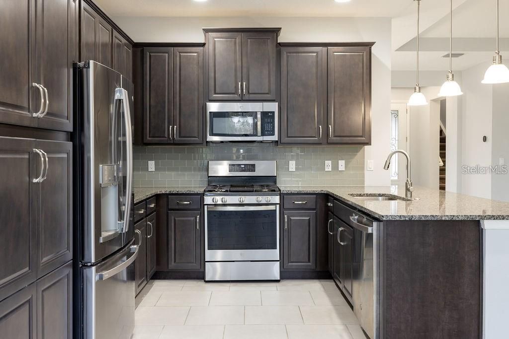 En Venta: $449,000 (3 camas, 3 baños, 2546 Pies cuadrados)