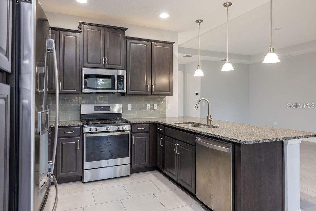 En Venta: $449,000 (3 camas, 3 baños, 2546 Pies cuadrados)