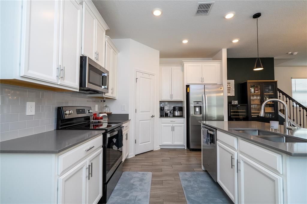 For Sale: $579,000 (4 beds, 3 baths, 2502 Square Feet)