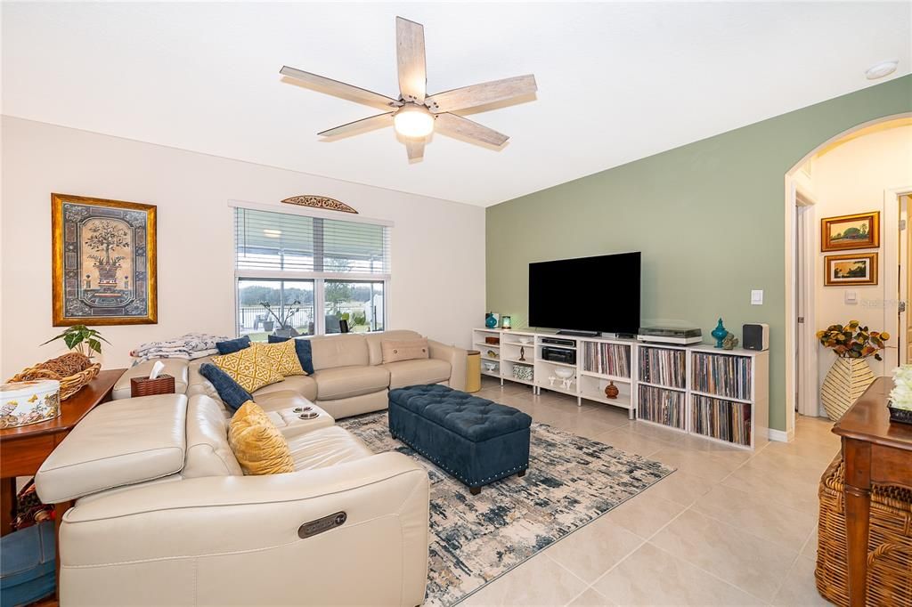 待售: $375,000 (5 贝兹, 3 浴室, 2696 平方英尺)